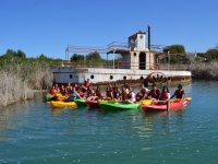 Kayaks junto al antiguo barco