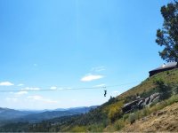  ragazzo che salta sulla zip line del parco 