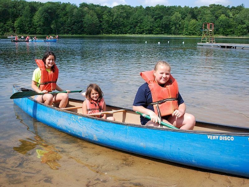 Vous pouvez profiter de la balade en canoë en famille Vous pouvez profiter de la balade en canoë en famille